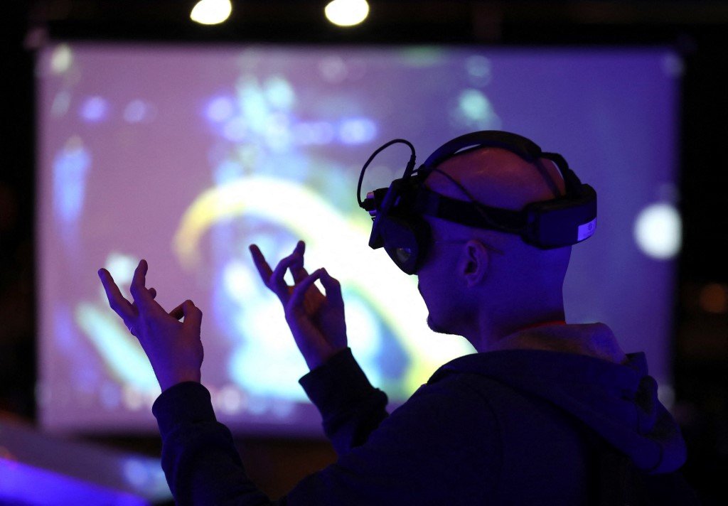 Virtual Production offers applications across multiple industries. Here, an attendee tries out augmented reality glasses at the AWE Expo Santa Clara. (Photo by JUSTIN SULLIVAN / GETTY IMAGES NORTH AMERICA / Getty Images via AFP)